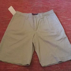 Men’s NWT khaki pleaded shorts sz 30